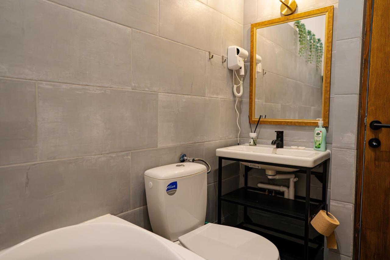 Old Town Jacuzzi Studio Бухарест Экстерьер фото