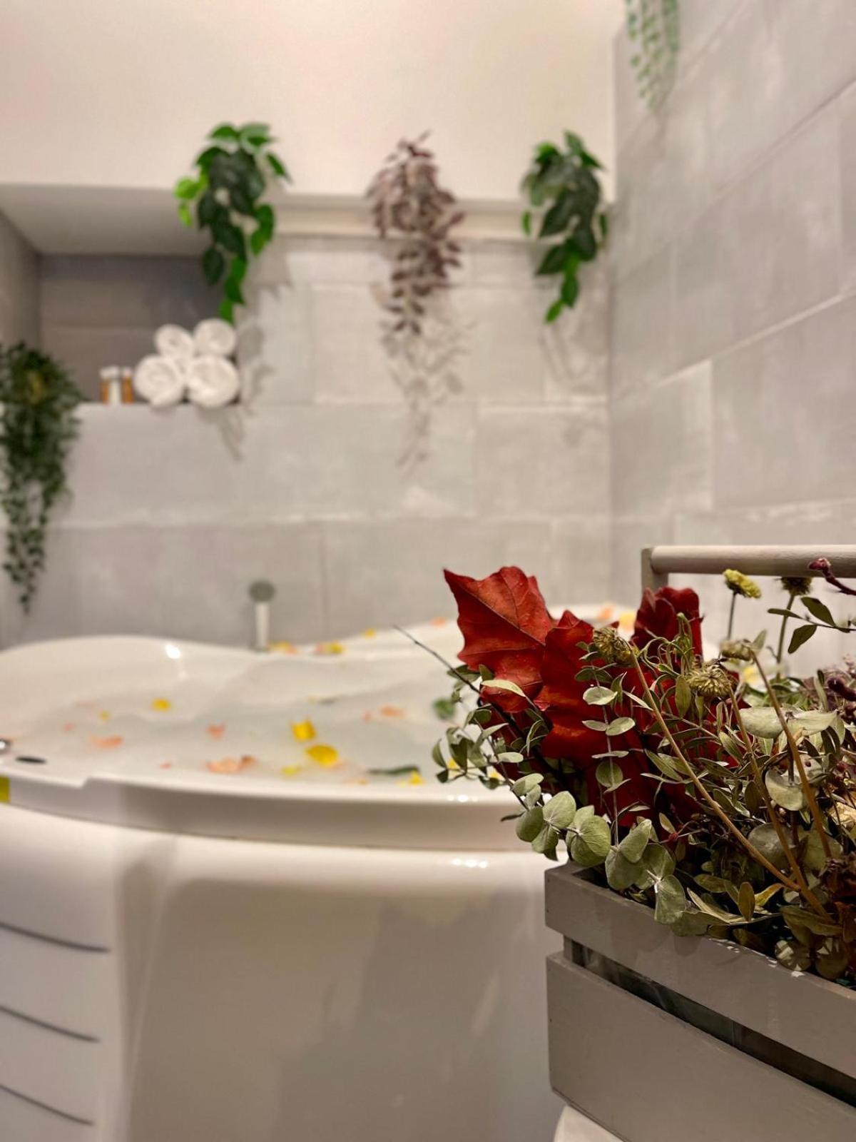 Old Town Jacuzzi Studio Бухарест Экстерьер фото