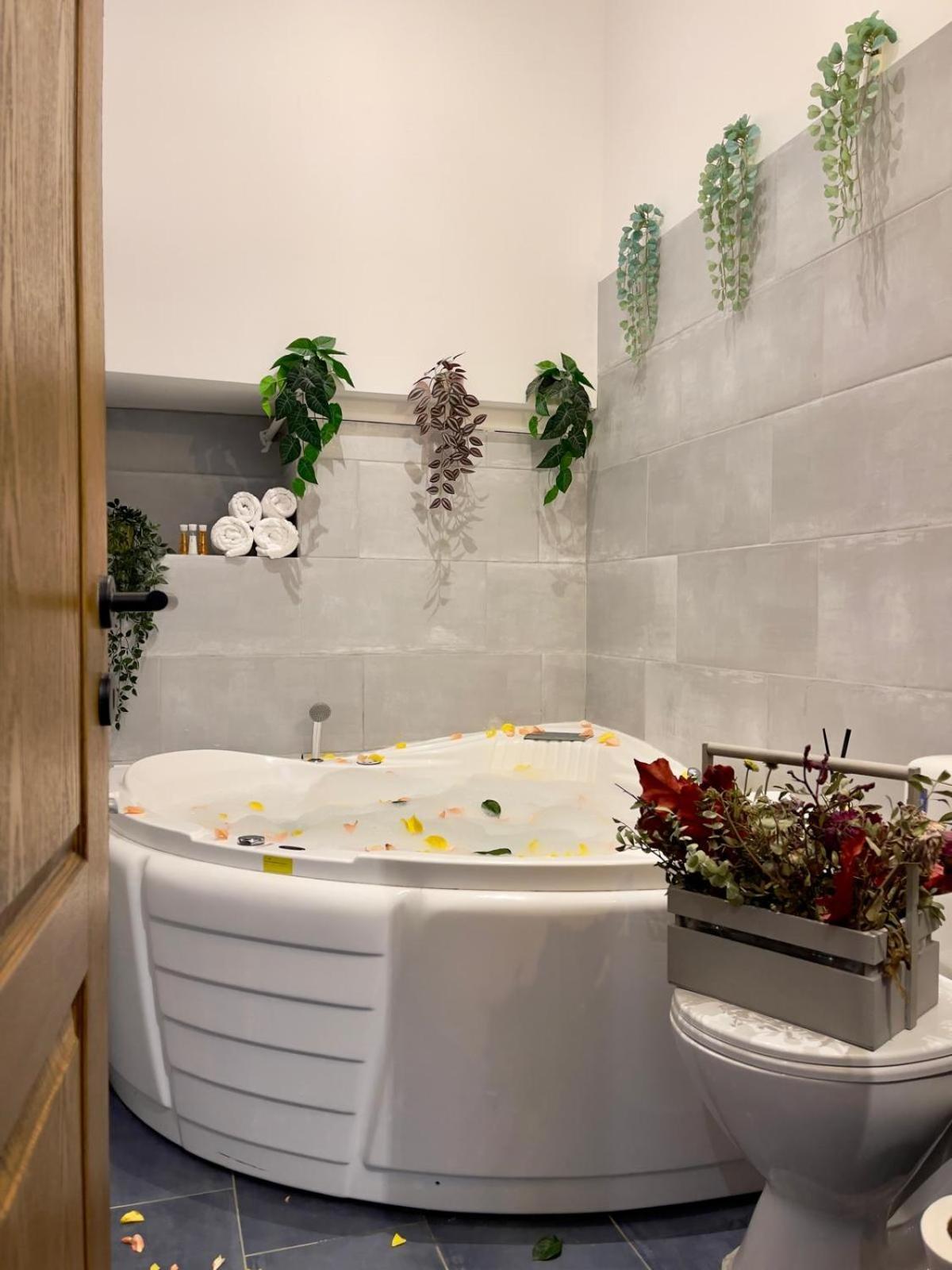 Old Town Jacuzzi Studio Бухарест Экстерьер фото